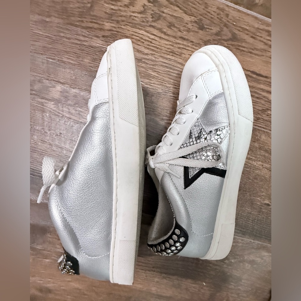 Steve Madden Silver Metallic Low-Top Sneakers with Black Star- Size 8.5